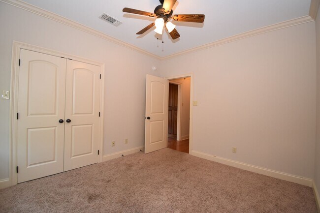 Building Photo - Spacious 3 Bedroom, 2 Bath Home