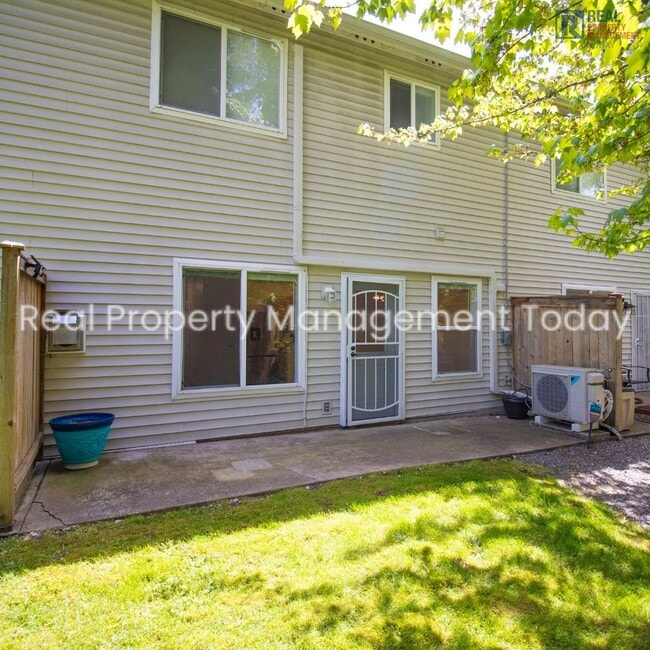 Building Photo - Cozy 2 Bedroom Townhouse + Garage Near Lak...