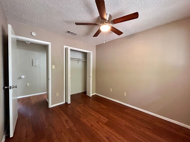Building Photo - 1504 No Mor Cove