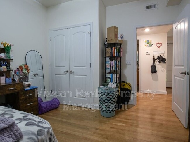 Building Photo - 11905 Centre St