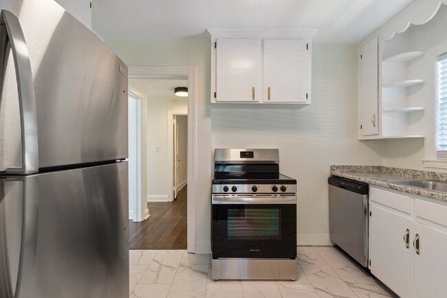 Building Photo - Freshly renovated duplex near Charlotte Av...