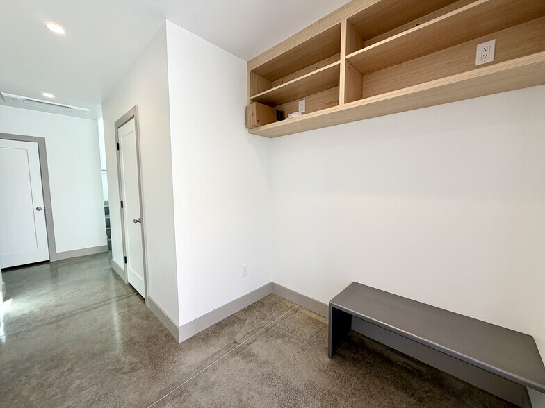 Entryway - 806 S Jefferson St