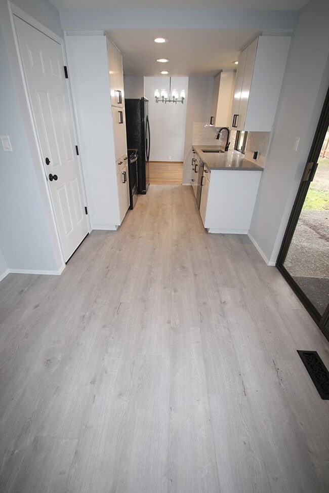 Building Photo - FULLY RENOVATED 3 BED, 2 BATH BELLEVUE HOM...