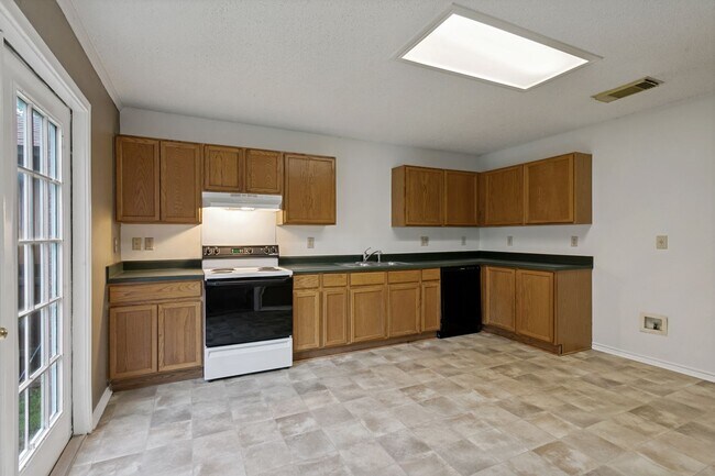 Building Photo - 3-BEDROOM HOME IN GUILBEAU PARK