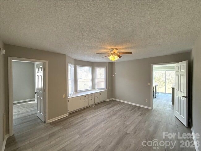 Building Photo - 513 Rhodes Ave