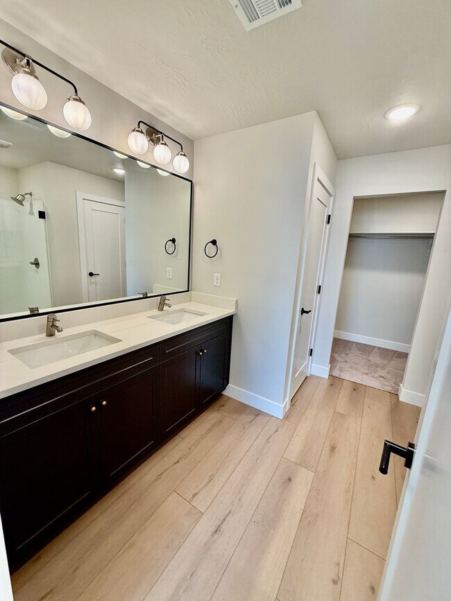 Building Photo - Spacious 3-BR Townhome in Washington