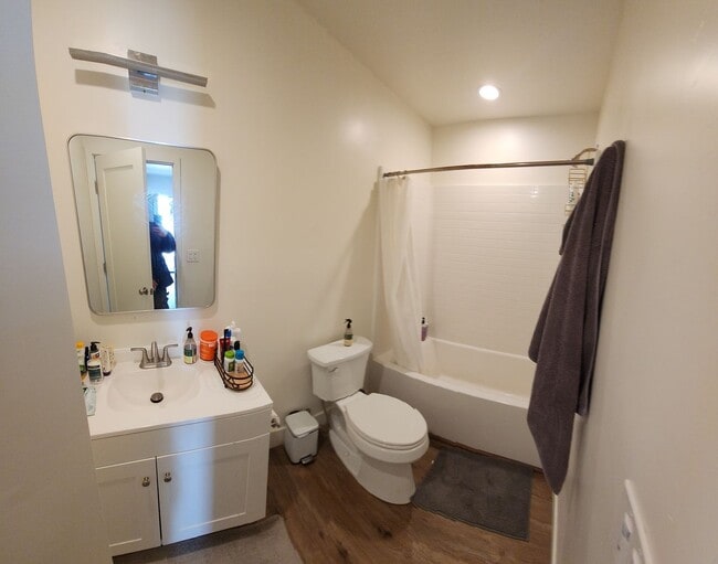 Building Photo - 7 Bedroom 3 bath home close to POLY!!!!