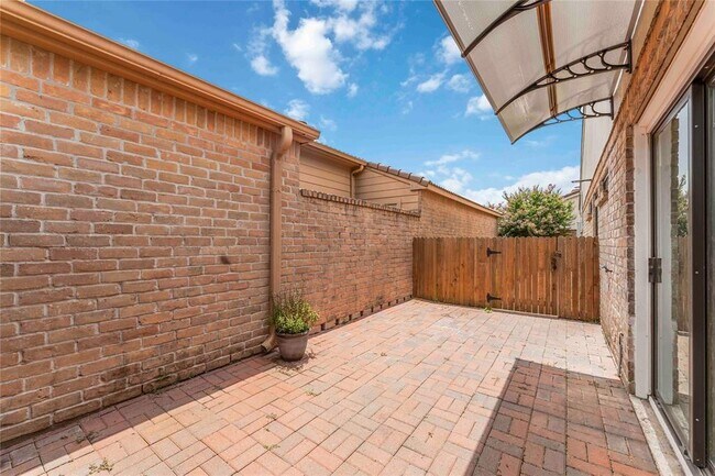 Building Photo - 14147 Hillvale Dr