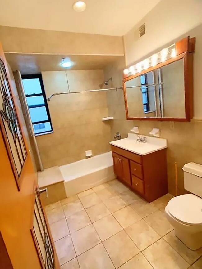 Building Photo - Furnished room-private bath/NOT APARTMENT