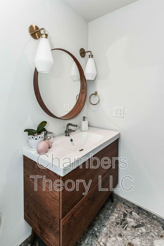 Building Photo - 509 E Luray Ave