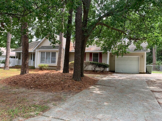 Building Photo - For Rent - Quiet neighborhood but close to everything!!