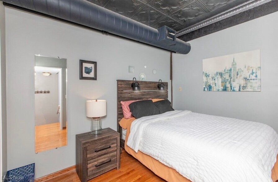 Building Photo - 408 W Saint Clair Ave