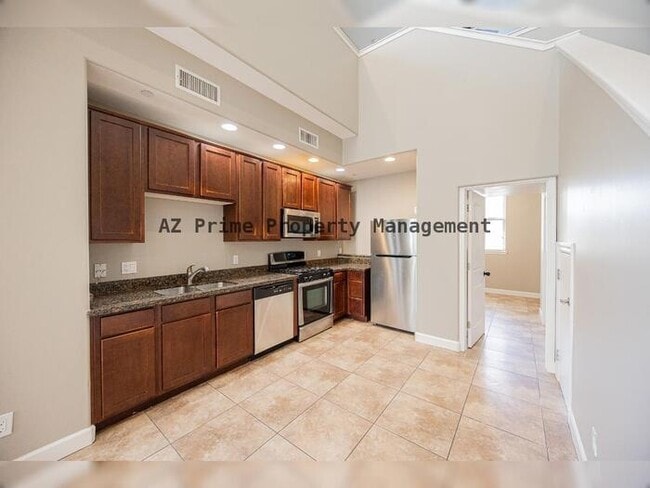 Building Photo - 563 W 6th St