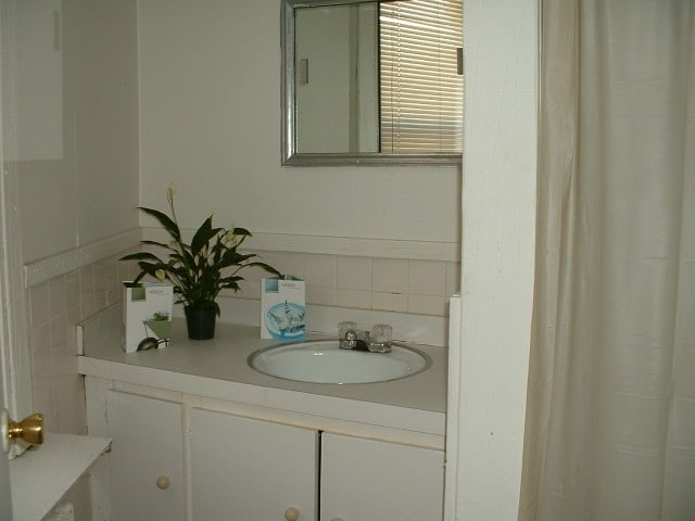 BATHROOOM - 2582 Richmond Terrace