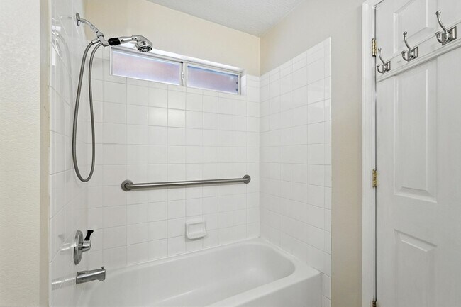 Building Photo - For Rent | 3 Bed / 2 Bath | 2 Car Garage |...