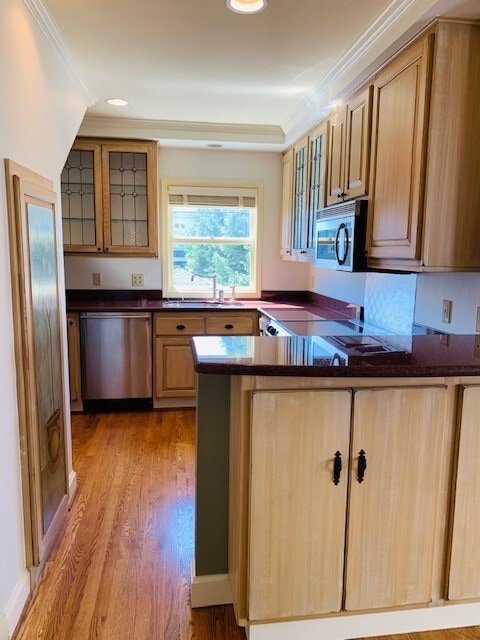Building Photo - Stunning 2 Bedroom Townhouse Just Steps to...