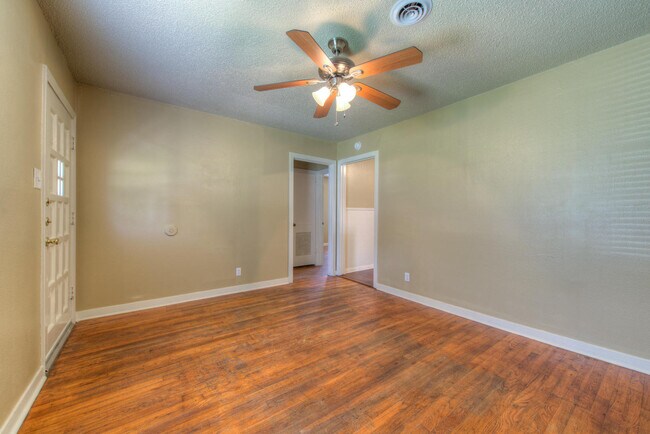 Building Photo - UT PRE-LEASE: 4 bed/2 bath North Campus home for pre-Lease. Features wood floors and many updates