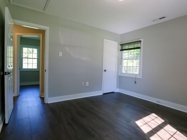 Building Photo - Cozy 2-Bedroom Home on Half an Acre in Nor...
