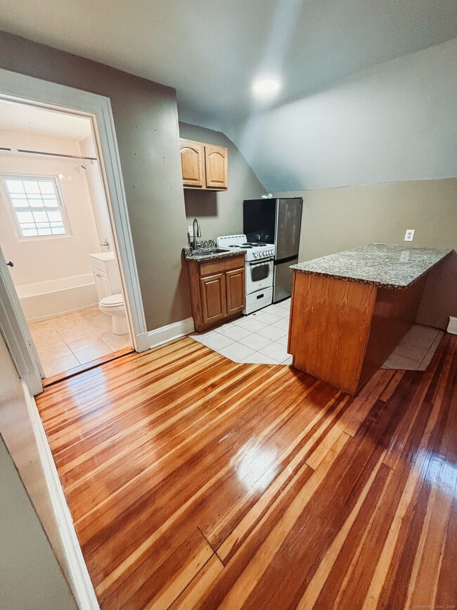 Building Photo - 62 Quaker Ln S