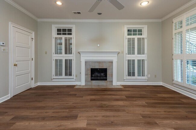 Building Photo - Gorgeous Riverfront home in Harbor Town