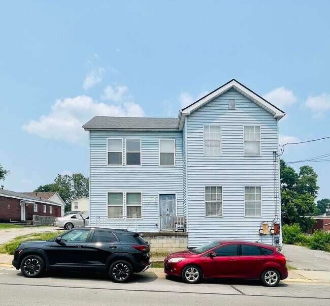 Building Photo - 2 Bedroom Duplex within walking distance o...
