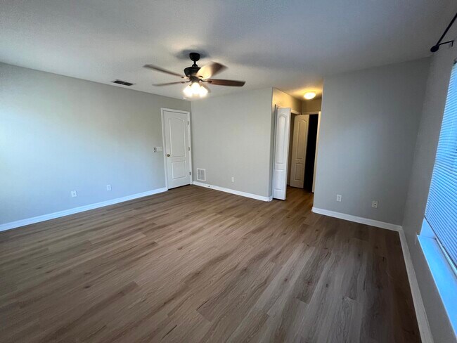 Building Photo - 7843 Foxgrove Dr