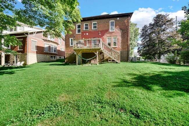 Building Photo - 204 Brown St