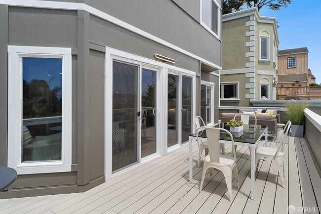 Building Photo - 628 Los Palmos Dr