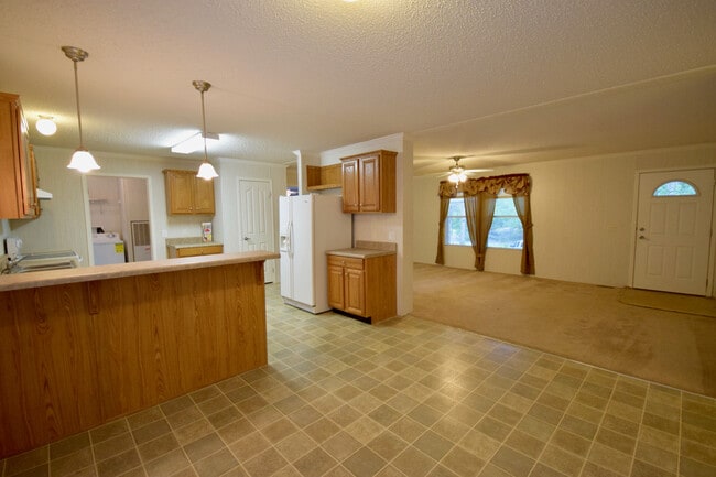 Building Photo - Spacious Home in the Country