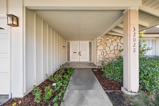 Building Photo - Beautiful Westlake First Neighborhood Family Home w/ Large Backyard with Panoramic Mtn Views