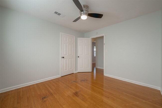 Building Photo - 4923 Poinciana Dr