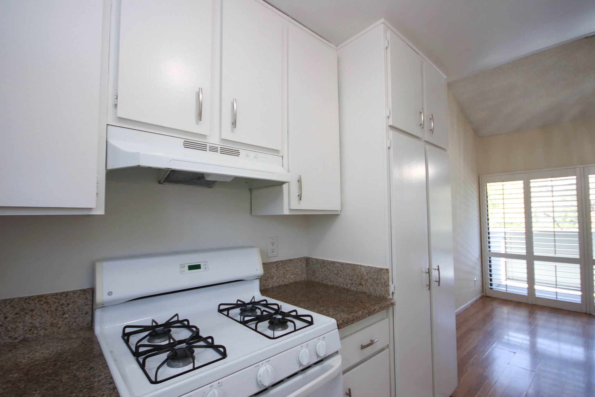 Building Photo - 542 N Orange Grove Blvd
