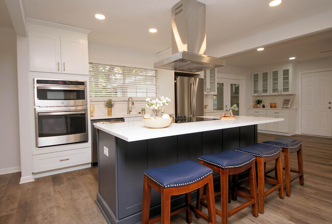 Building Photo - 596 L'Ombre Ct NE