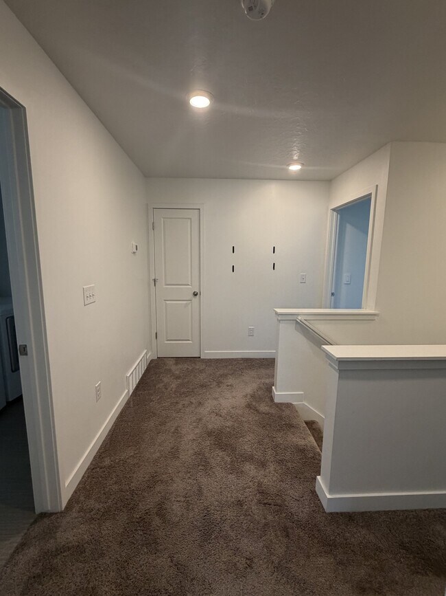 Building Photo - 4090 W Red Clover Dr