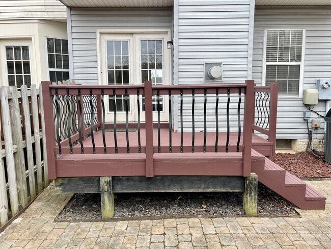 Building Photo - BEAUTIFUL THREE LEVEL TOWNHOME IN NORTH STAFFORD!
