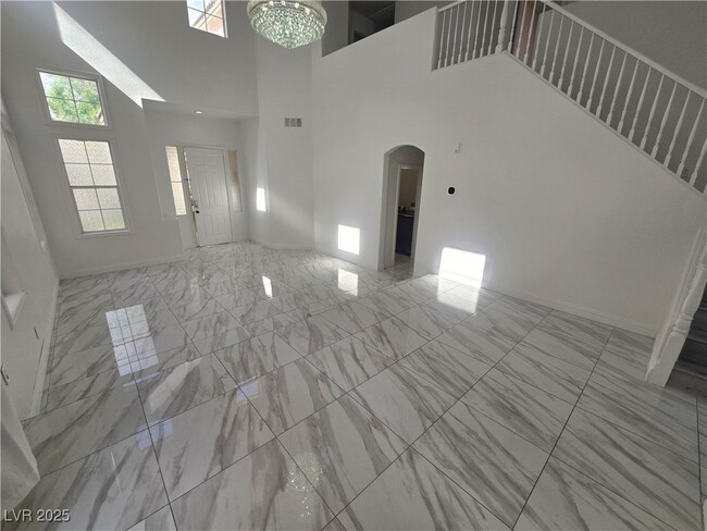 Building Photo - 9893 Canyon Peak Dr
