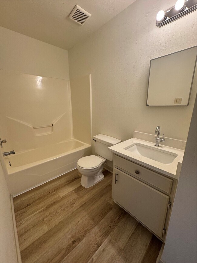 Building Photo - 6810 Creek Village Dr