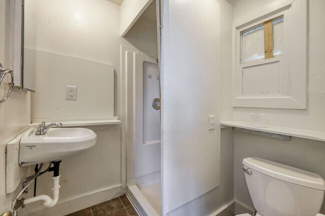 Building Photo - Updated Bethel area 2 bedroom duplex with ...