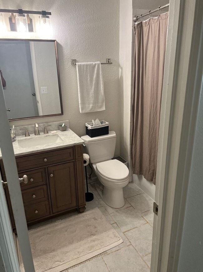 Building Photo - 5 Bedroom Home, Backs to Open Space, Walki...