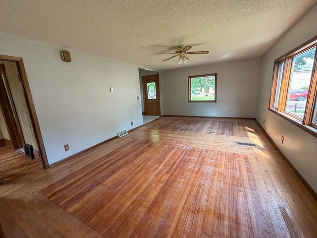 Building Photo - 609 N Edmunds- 3 bedroom, 1.5 bathroom house with a large garage, off street parking and central AC.