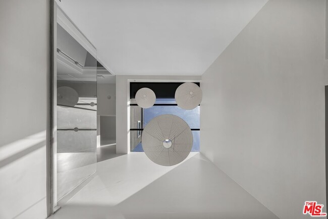 Building Photo - 141 Hollister Ave