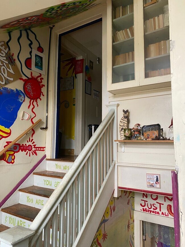 Building Photo - Available 6/1/26 - Spacious Apartment With...