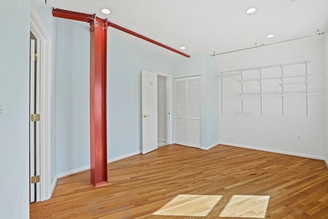 Building Photo - 2 Bedroom Beauty in Bloomingdale! Pets Wel...