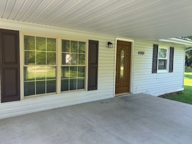 Building Photo - 3 Bedroom, 2 Bathroom Home