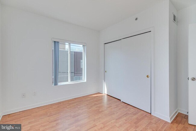 Building Photo - 228 W George St