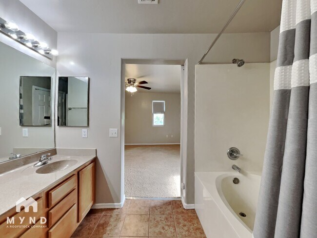 Building Photo - 5733 E Bellow Ln