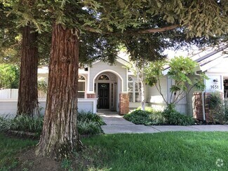 Building Photo - Pristine 3 Bedroom 2 bathroom + Den in Sou...