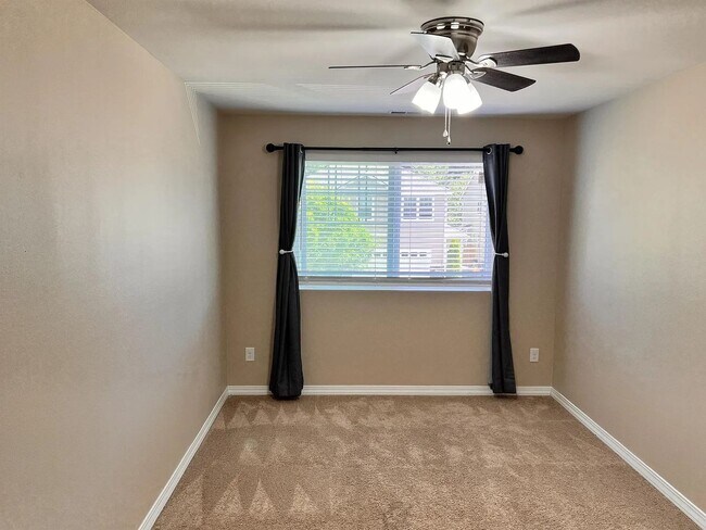 Building Photo - Beautiful Spacious 4bd 2bath Available Oct...