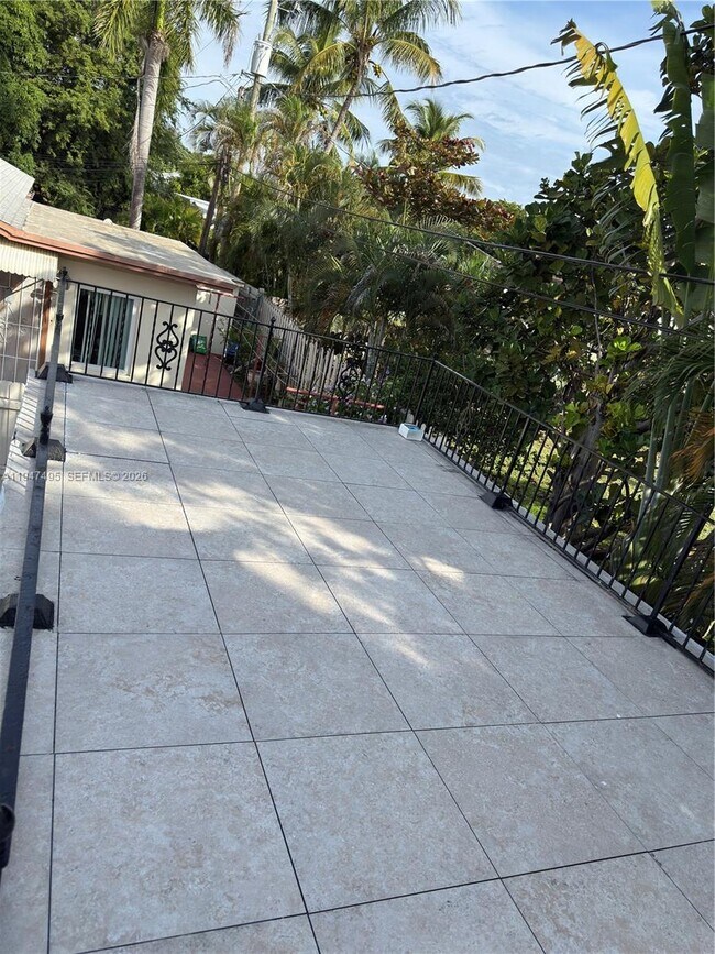 Building Photo - 921 N 17th Ct