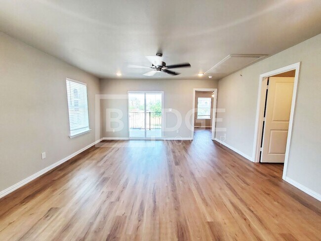 Building Photo - 1201 Silver Ln